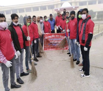 सरस्वती पुजालाई मध्यनजर गर्दै,अनेरास्ववियु द्वारा ठाकुर राम बहुमुखी क्याम्पसमा सरसफाई।