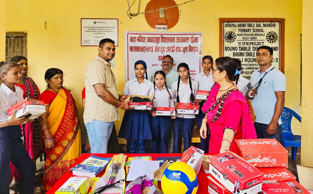 बालमन्दिर आधारभुत बिधालयमा  खेलकुद सामाग्री र जुता बितरण