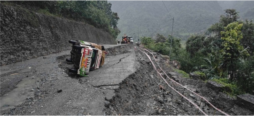 पहिरोले गर्दा मुग्लिन/नारायणगढ सडक भासियो 